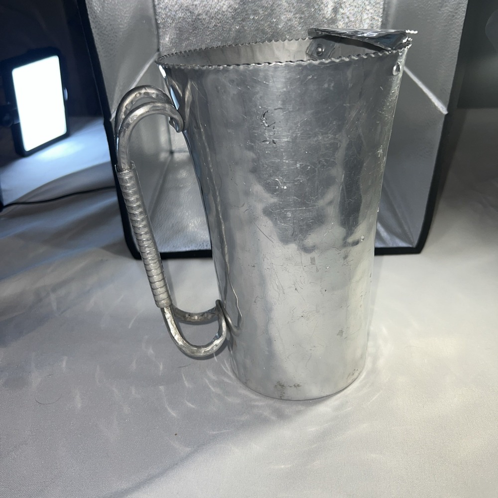 Vintage KEYSTONE WARE HAMMERED‎ ALUMINUM PITCHER w/lip stopper 1950'S